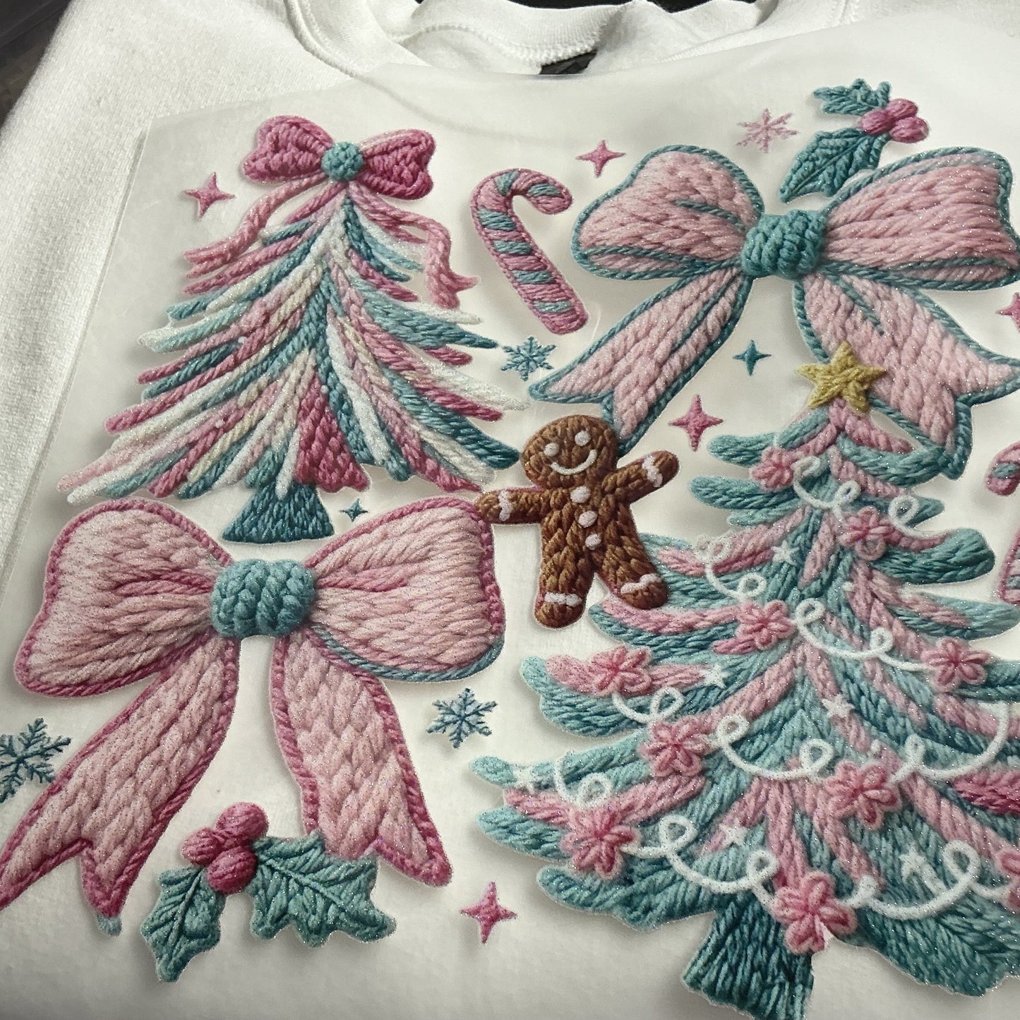 FESTIVE YARN CHRISTMAS TREE AND GINGERBREAD GLITTER PRINT #0190