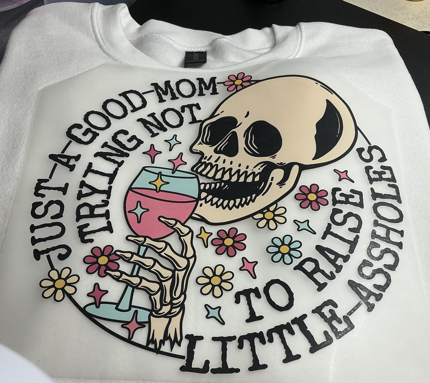 JUST A GOOD MOM NOT TRYING TO RAISE LITTLE ASS #0207 (HUMOR) (ALL SEASON)