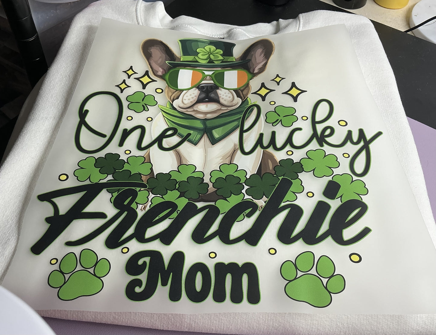 ONE LUCKY FRENCHIE MOM #0143 PERFECT FOR OVERSIZED TSHIRTS (ST PATRICK)